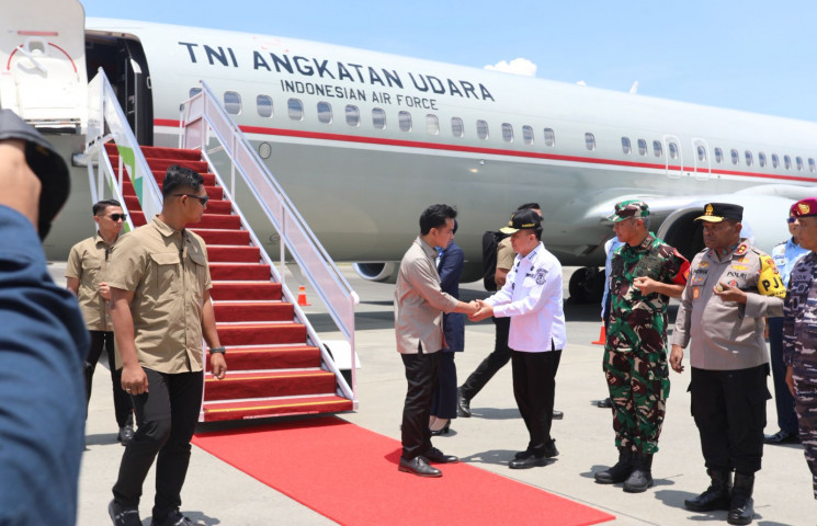 Kunker ke Papua, Pj Gubernur Agus Fatoni Sambut Kedatangan Wapres Gibran di Bandara Sentani