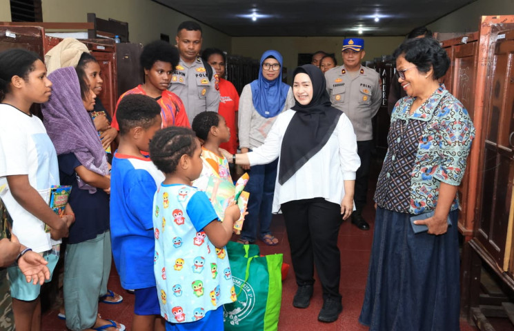 Pj Ketua TP PKK Papua Salurkan Bantuan bagi Korban Kebakaran Panti Asuhan Pembawa Terang Holtekamp