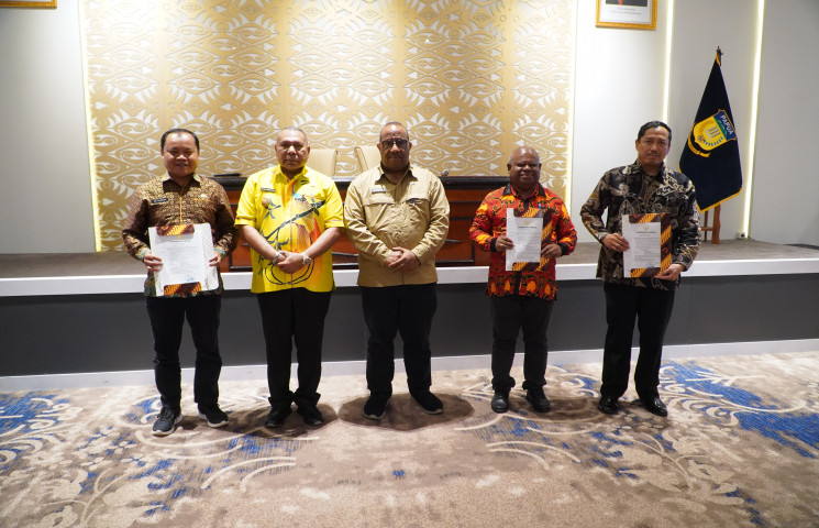 Wakil Gubernur Papua Serahkan Surat Penunjukan Plt Tiga Pimpinan SKPD dan Pagu Anggaran Tahun 2026