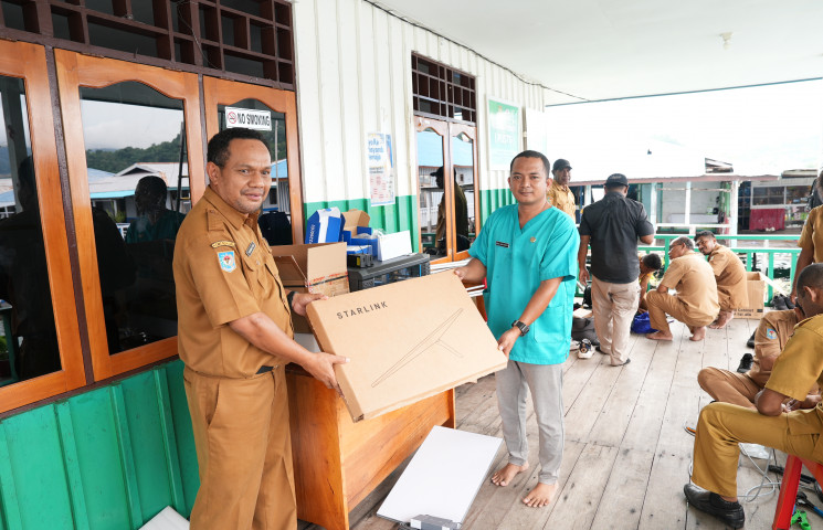 Kominfo Papua Gercep Pasang Starlink di Kayo Pulau Usai Kunjungan Gubernur