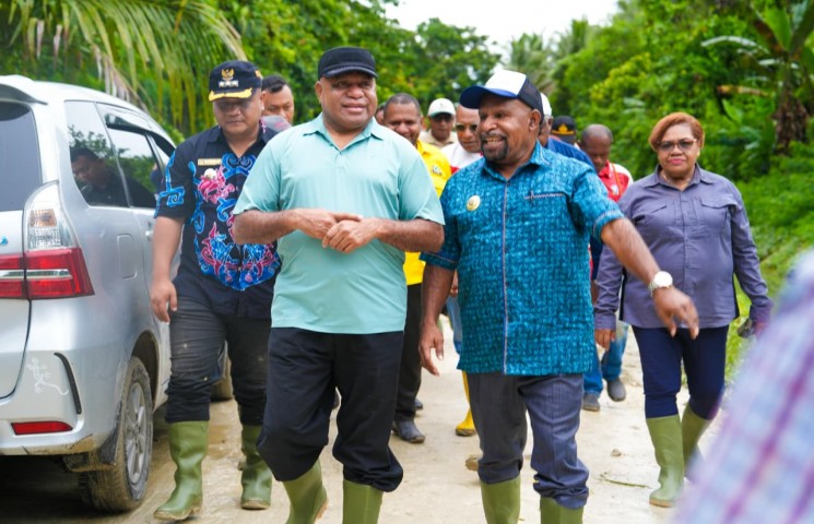 Pemprov Papua Dorong Ketahanan Pangan, Gubernur Tanam Padi dan Serahkan Alsintan