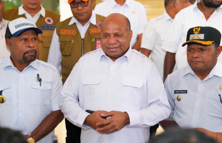 Gubernur Papua Matius Fakhiri Serahkan Bantuan untuk Korban Banjir di Kabupaten Jayapura