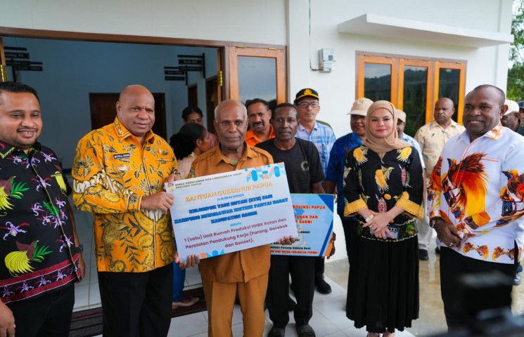 Pemprov Papua Salurkan Bantuan untuk Kelompok Tani Hutan di Sarmi