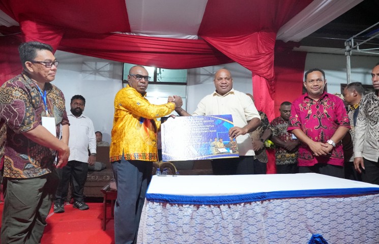 Pemprov Papua Serahkan Hibah Starlink dan Panel Surya di Mamberamo Raya, Perkuat Konektivitas Digital hingga Wilayah Terpencil