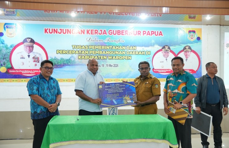 Pemprov Papua Perkuat Konektivitas Digital di Waropen, Gubernur Papua Serahkan Hibah Starlink, Panel Surya dan Videotron untuk Wujudkan Papua Cerah