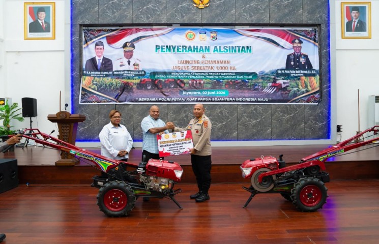  Gubernur Fakhiri Serahkan 14 Alsintan Bantuan Kementan ke Polda Papua