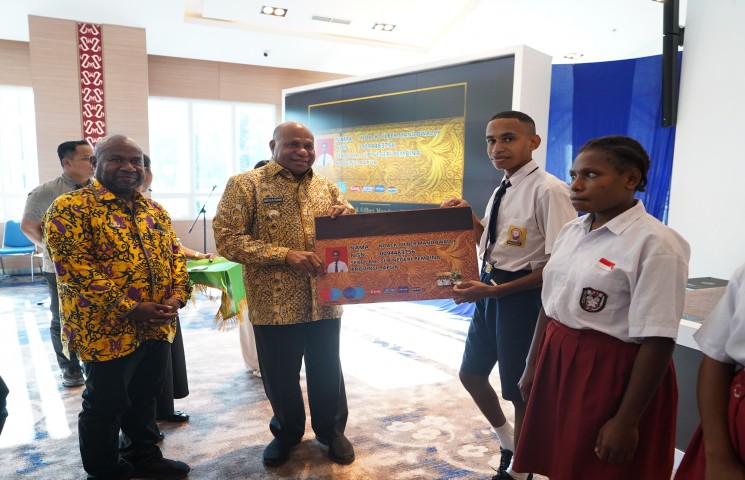 Gubernur Fakhiri Resmi Luncurkan Kartu Pace Mace untuk Wujudkan SDM Unggul Papua