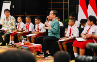 Jokowi Puji Kecerdasan Siswa SD Papua