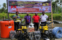 Gubernur Rumasukun Serahkan Bantuan Alat Pertanian bagi Petani Cabai Kampung Ifale 