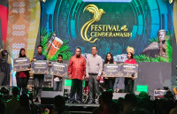Gubernur Ajak Seluruh Stakeholder Adopsi Teknologi dan Digitalisasi, Gerzon Jitmau Tutup Festival Cenderawasih