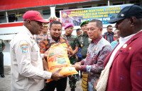 Pelepasan Bantuan Logistik Pemerintah Provinsi Papua Untuk Korban Banjir di Kabupaten Mamberamo Raya 