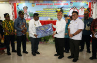 Pastikan Koneksi Internet Lancar, Pemprov Papua Serahkan 44 Unit VSat Starlink di Kabupaten Waropen 