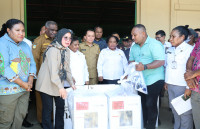 Pj Gubernur Agus Fatoni bersama Wamendagri Lepas Pendistribusian Logistik PSU ke Kabupaten/Kota se-Papua