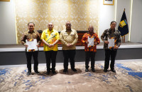 Wakil Gubernur Papua Serahkan Surat Penunjukan Plt Tiga Pimpinan SKPD dan Pagu Anggaran Tahun 2026