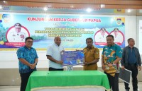 Pemprov Papua Perkuat Konektivitas Digital di Waropen, Gubernur Papua Serahkan Hibah Starlink, Panel Surya dan Videotron untuk Wujudkan Papua Cerah